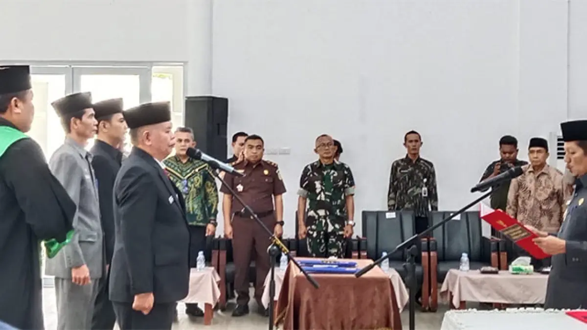 Plt Bupati Kuansing H Muklisin melantik Pj Sekda Drs Muradi MSi, Kamis (30/7/2026) di Pendopo rumah dinas jabatan Bupati. (Foto Desriandi Candra)