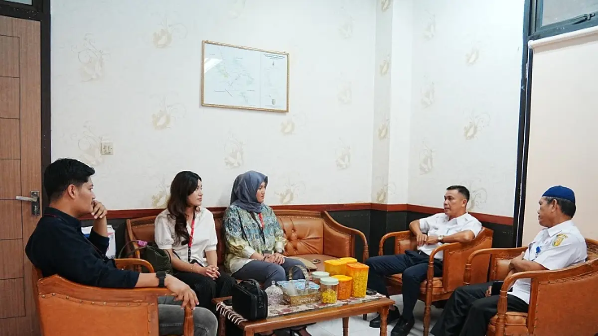 Plt Kadis Kominfoss Kuansing Hevi H Antoni menerima kunjungan jajaran PT Telkom Rabu (29/7/2026) siang di Dinas Kominfoss Kuansing. (Diskominfoss Kuansing)