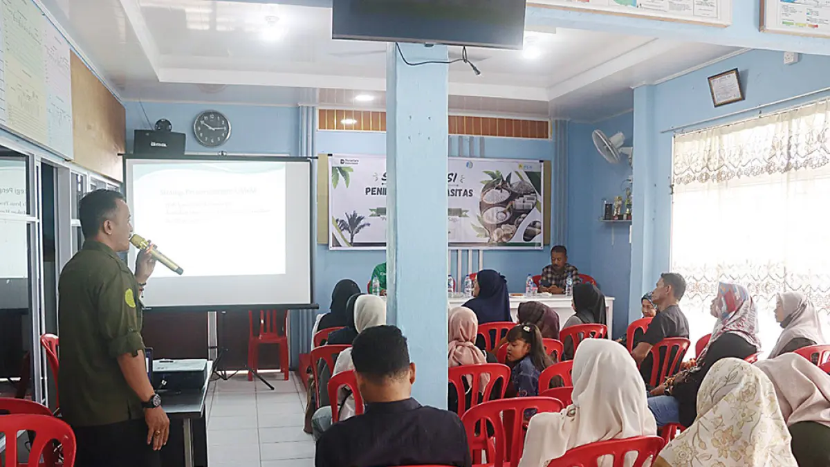 Plt Kepala Dinas Koperasi, Usaha Kecil dan Menengah dan Tenaga Kerja (Diskop UKM) Kabupaten Kepulauan Meranti Eko Priyono (kiri)memaparkan manfaat sagu, produk olahan bernilai ekonomi lebih tinggi, baru-baru ini. (PT PLN (Persero) untuk riau pos)
