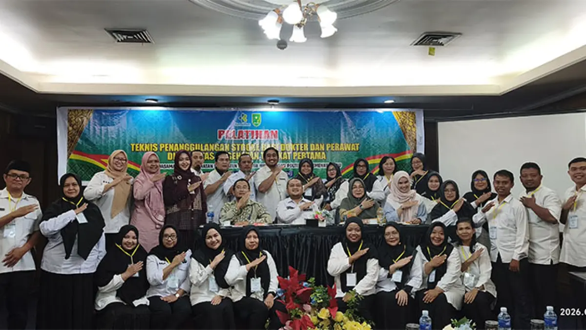 Plt Kepala Diskes Inhu Indrawansyah SE MSI foto bersama narasumber dan peserta pelatihan teknis penanggulangan stroke, Kamis (30/7/2026). Foto Diskes Inhu