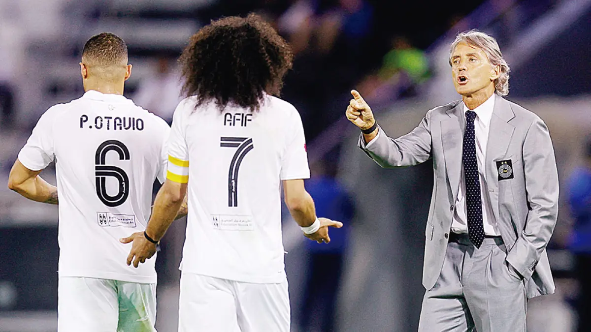 Roberto Mancini memberikan instruksi kepada para pemain saat pertandingan Qatar Stars League antara Al-Sadd dan Al-Shamal di Stadion Jassim Bin Hamad, Doha, beberapa waktu lalu. (Karim JAAFAR/AFP)

