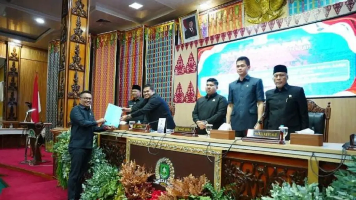 Sekretaris Fraksi Bintang Demokrat Karya DPRD Bengkalis Hendra Jeje, ST MT MM menyerahkan laporan pandangan fraksi ke Ketua DPRD Bengkalis, Rabu (29/7/2026) sore. (Istimewa)