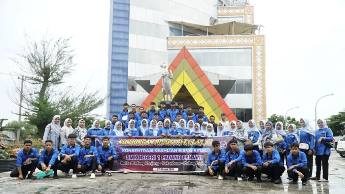 Siswa jurusan Pemasaran dengan Program Keahlian Bisnis Ritel SMK Negeri 1 Padang Panjang berfoto bersama usai melakukan kunjungan edukatif ke Redaksi Riau Pos, Pekanbaru, Kamis (30/7/2026). (Mhd Akhwan/Riau Pos
