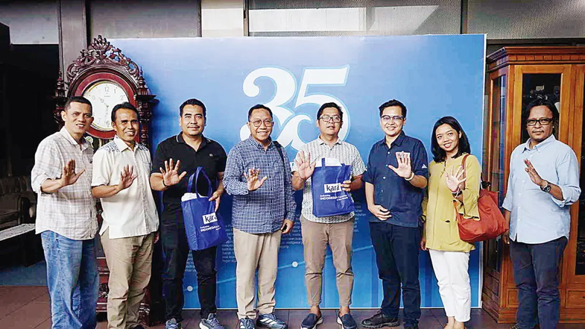 Jajaran Sambu Group yaitu Corporate Communication Manager Dwianto Arif W (empat kiri), Head of Public Relation Arief Aria Rachman (tiga kanan), dan Public Relation Specialist Agnes Pinkan (dua kanan) foto bersama dengan Direktur Utama Riau Pos Ahmad Dardiri (empat kanan), Direktur Riau Pos Firman Agus (paling kanan), Wapemred Riau Pos Abdul Gapur (dua kiri), Manajer Keuangan Riau Tv Hidayat Algerie (paling kiri), dan Pemimpin Redaksi Riau Tv Heru Rinaldo (tiga kiri) saat kunjungan ke Gedung Riau Pos-Riau Tv, Rabu (29/7/2026). (EVAN GUNANZAR/RIAU POS)
