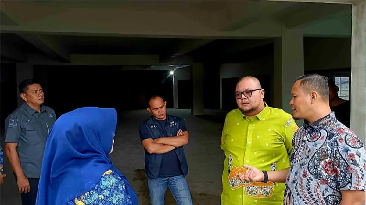Wako Pekanbaru Agung Nugroho melihat pembangunan revitalisasi Gedung Pasar Bawah yang tak kunjung rampung. Dokpim Pekanbaru