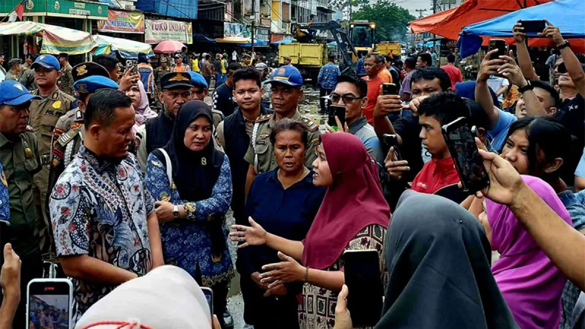 Wako Pekanbaru Agung Nugroho turun meninjau proses pembersihan Jalan Teratai sekaligus berdialog dengan para pedagang pasar. (Dokpim Pekanbaru)