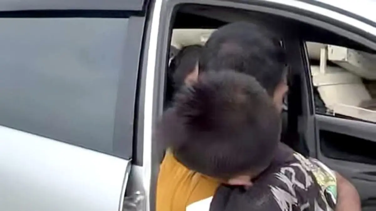 Warga mengevakuasi seorang anak bernama Naufal Arrafi (9) yang pingsan dari dalam mobil Avanza saat terjebak di kerusakan jalan provinsi Sontang Duri yang tergenang air hingga akhirnya meninggal dunia.Kamis (30/7/2026). (Warga Sontang untuk Riaupos.co)