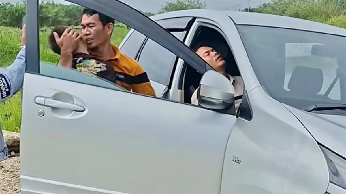 Warga mengevakuasi seorang anak dan sopir mini bus bernomor polisi B 2051 BRA saat terjebak di jalan provinsi Sontang-Duri, Kamis (30/7/2026). Foto warga Sontang untuk Riaupos.co