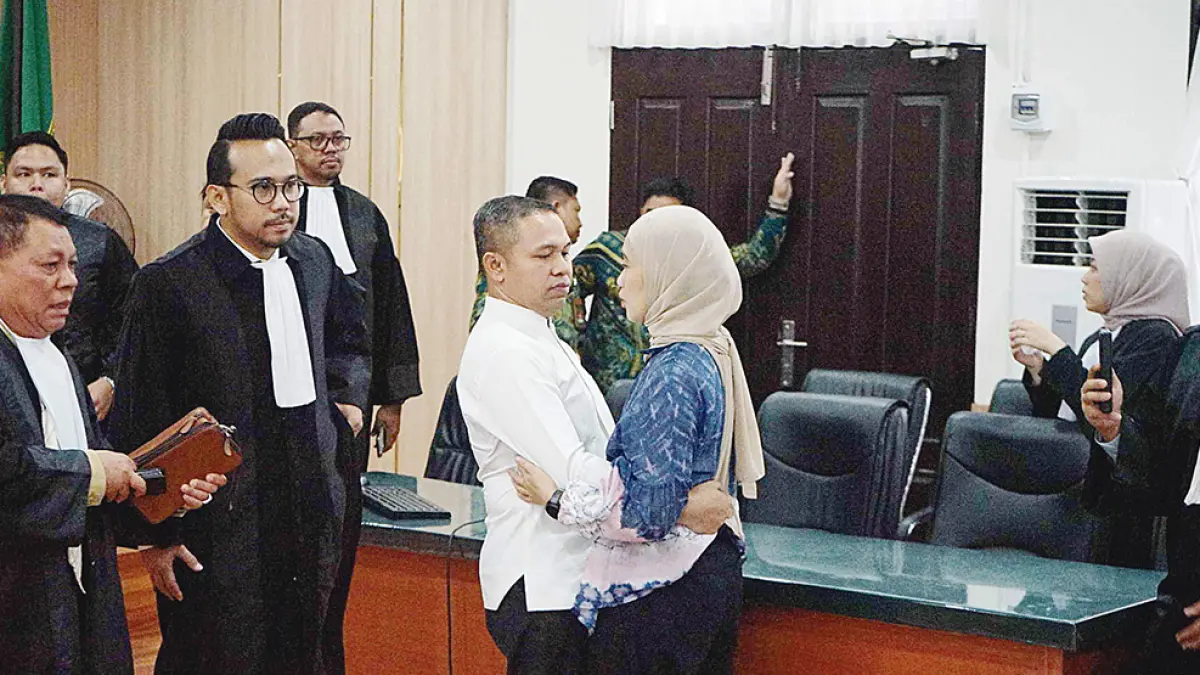 Gubernur Riau nonaktif Abdul Wahid memeluk istrinya usai pembacaan vonis kasus korupsi di Pengadilan Negeri Pekanbaru, Kamis (30/7/2026). Wahid bersama terdakwa lainnya yakni Kepala Dinas PUPR-PKPP Riau nonaktif Muhammad Arief Setiawan dan mantan Tenaga Ahli Gubri Dani M Nursalam sama-sama divonis 2 tahun penjara. (EVAN GUNANZAR/RIAU POS)