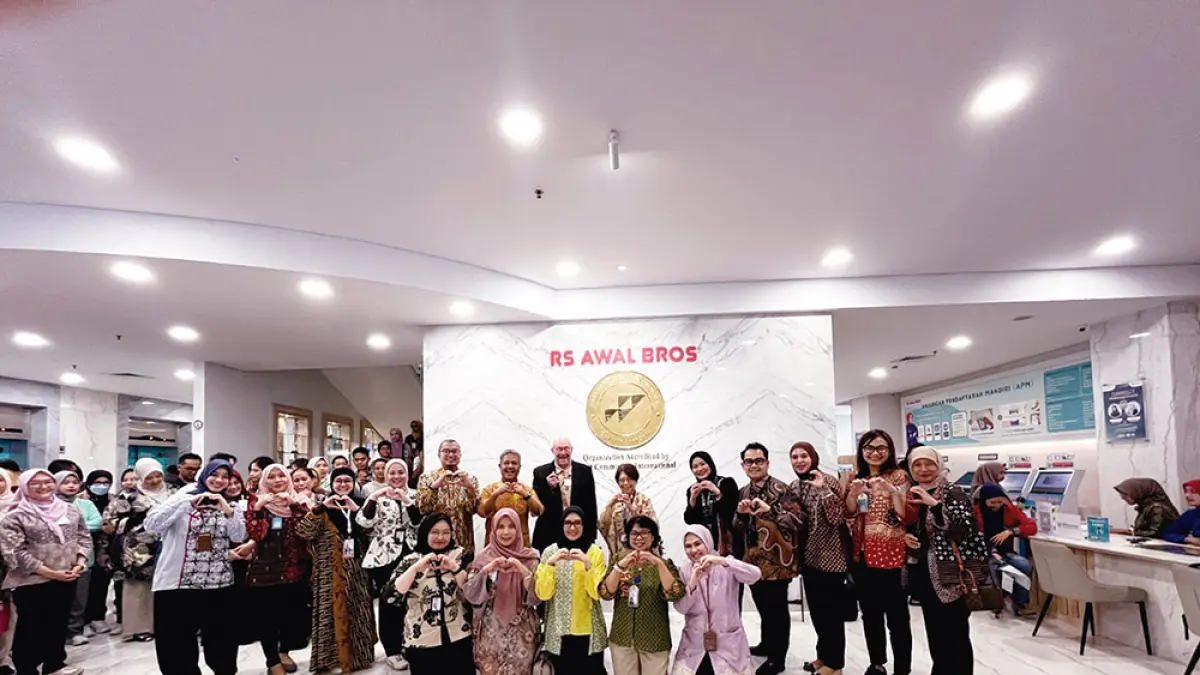 Manajemen RS Awal Bros Pekanbaru dan Batam foto bersama, belum lama ini. Kedua rumah sakit ini berhasil mempertahankan akreditasi internasional Joint Commission International (JCI) sebagai bukti komitmen menjaga mutu pelayanan dan keselamatan pasien. (RS AWAS BROS untuk Riau Pos)
