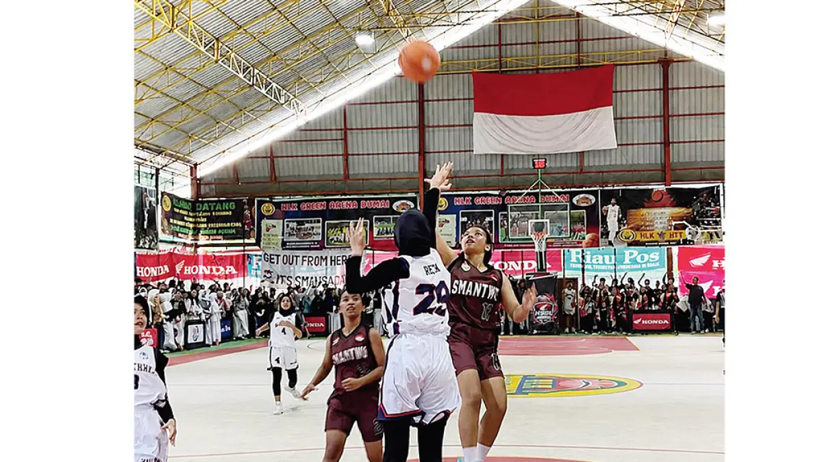 Pemain basket putri SMAN 3 Mandau (putih) berebut bola dengan pemain basket SMAN 2 Mandau (hitam) pada Riau Pos-Honda Student Basket League  2026 Dumai Series di Lapangan Basket Klenteng  Hock Liong Kiong (HLK) Green Arena Dumai, Kamis (30/7/2026). (tim riau pos-HSBL Dumai series)
