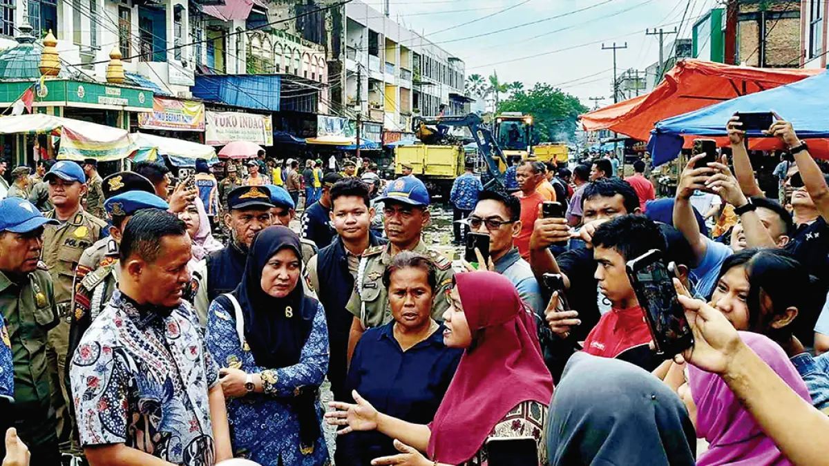DIALOG: Wali Kota Pekanbaru Agung Nugroho melakukan dialog dengan pedagang saat meninjau proses pembersihan Jalan Teratai dari lapak-lapak pedagang, Kamis (30/7/2026).
(Dokpim pekanbaru untuk riau pos)