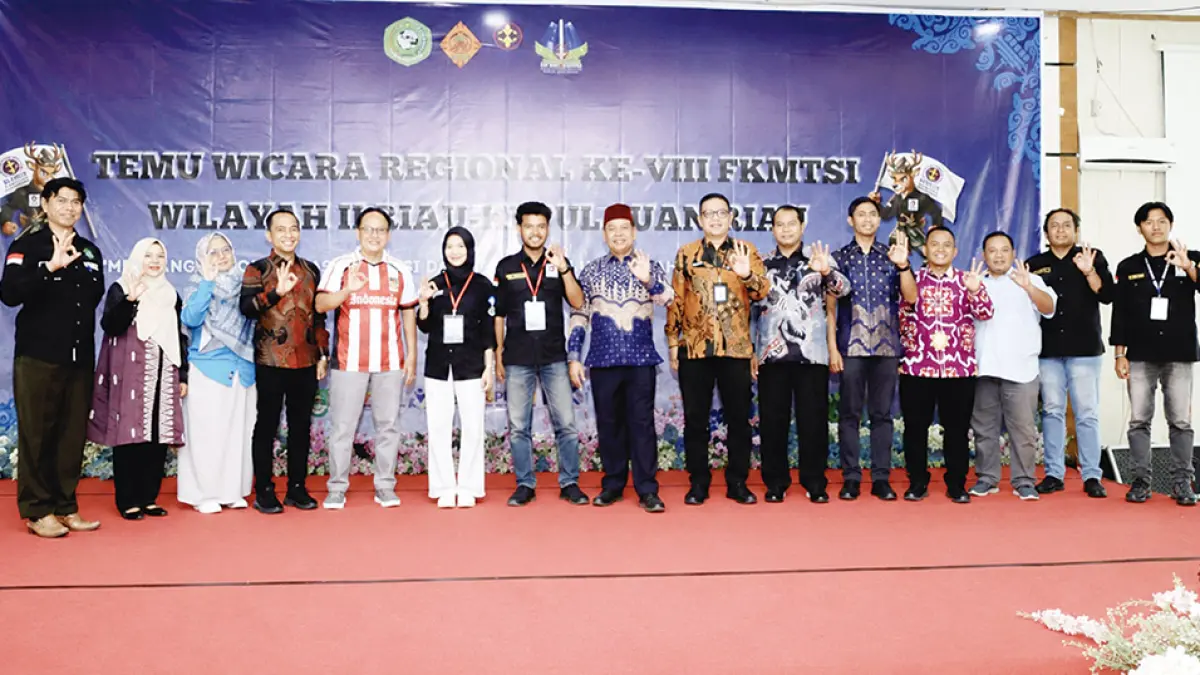 FOTO BERSAMA: Wabup Rohul H Syafaruddin Poti (tengah) foto bersama usai membuka Temu Wicara Regional VIII FKMTSI wilayah II Riau-Kepri di Kampus UPP, Kamis (30/7/2026). (Dinas Kominfo Rohul untuk Riau Pos)