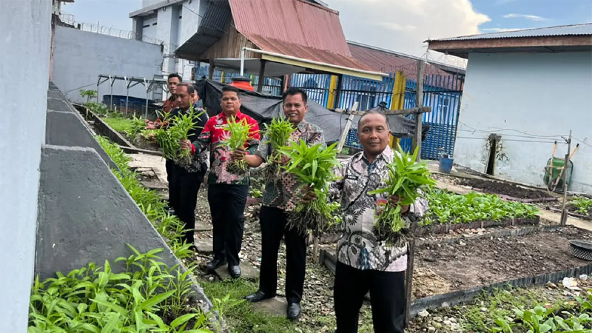 Kalapas Kelas IIA Bengkalis Priyo Tri Laksono, bersama jajaran melakuklkan panen sayuran kangkung di area lahan ketahanan pangan Lapas, Jumat (31/7/2026). (Istimewa)