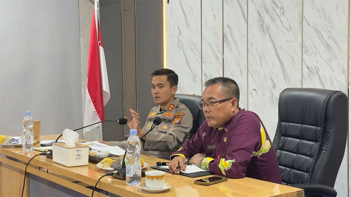 Kapolres Kuansing AKBP Hidayat Perdana SH SIK MH bersama Staf Ahli Bupati Dr Trian Zulhadi memimpin rapat koordinasi persiapan Pacu Jalur Tepian Narosa Teluk Kuantan, Kamis (30/7/2026) di Mapolres Kuansing. (Istimewa)