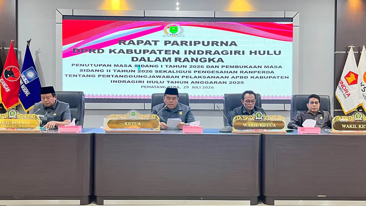 Ketua DPRD Inhu Sabtu Pradansyah Sinurat didampingi unsur pimpinan dewan dan Wabup Inhu Ir H Hendrizal MSi  memimpin rapat paripurna, Rabu (29/7/2026). (kasmedi/riau pos)