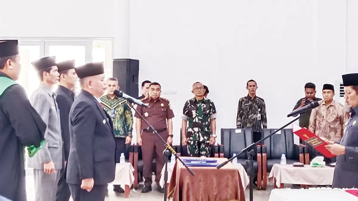 MELANTIK: Plt Bupati Kuansing H Muklisin melantik Pj Sekda Kuansing Drs Muradi MSi di pendopo rumah dinas bupati, Kamis (30/7/2026). (Desriandi Candra/riau pos)