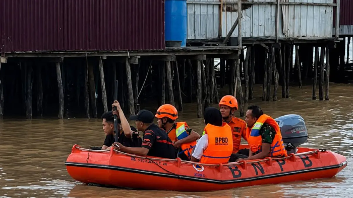 Tim gabungan dari DPKP Inhil, BPBD Inhil, serta Masyarakat Pecinta Senjata Angin melakukan penyisiran menggunakan perahu karet di kawasan Jalan Pangeran Hidayat, Tembilahan, Jumat (31/7/2026), untuk mencari monyet liar yang telah menyerang 10 warga. (Istimewa)
