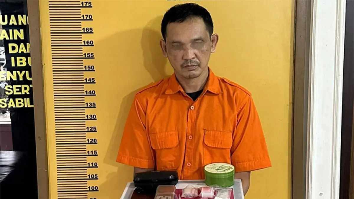 Oknum ASN berisial HR alias Her saat diamankan bersama tiga pelaku lainnya, Jumat (31/7/2026). Humas Polres Inhu