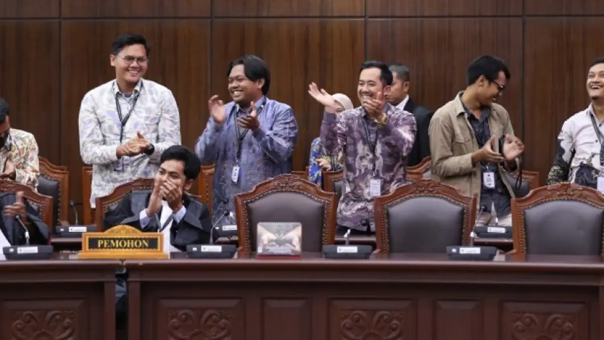 Pemohon dan kuasa hukum bertepuk tangan usai mengikuti sidang pengucapan putusan pengujian Undang-Undang tentang Pemisahan Anggaran Makan Bergizi Gratis di Ruang Sidang MK, Jakarta, Kamis (30/7/2026). (MAHKAMAH KONSTITUSI)
