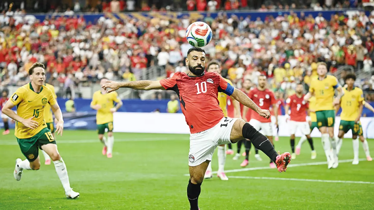 Penyerang Mesir Mohamed Salah menguasai bola dalam pertandingan sepakbola  Piala Dunia 2026  Australia melawan Mesir di Stadion Dallas, Arlington beberapa waktu lalu. (Paul ELLIS/AFP)
