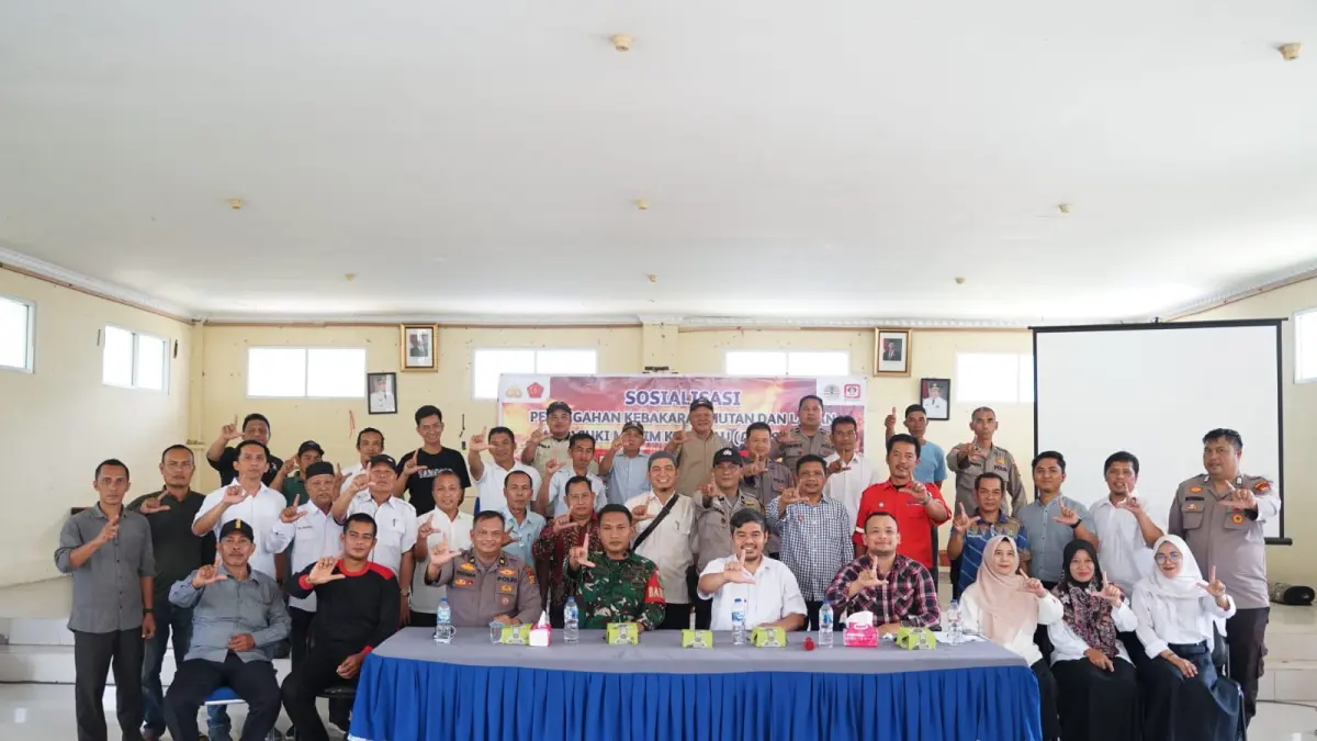 Peserta berpoto bersama setelah sosialisasi Pencehagan Karhutla di Kantor Camat Peranap yang digelar PT RPI di Peranap, Inhu, Rabu (29/7/2026).(RPI UNTUK RIAUPOS.CO)