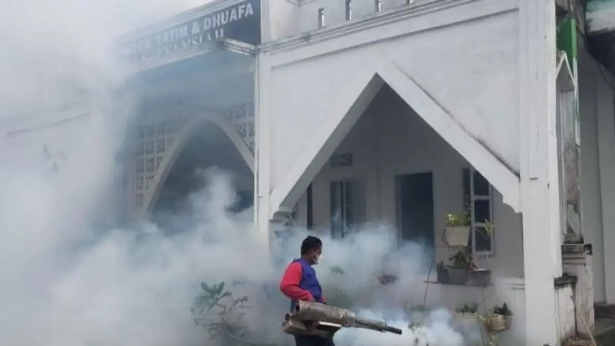 Petugas Dinkes Inhu saat melakukan fogging fokus di salah satu panti asuhan di Kecamatan Rengat Barat, baru-baru ini. (Dinkes Inhu untuk Riaupos.co)