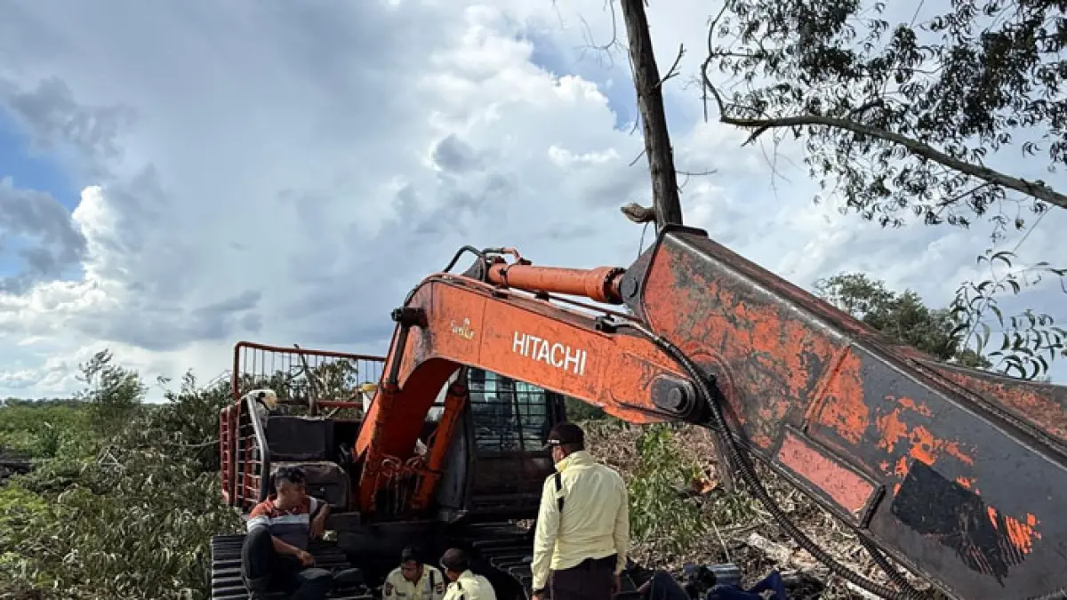 Petugas Satreskrim Polres Bengkalis mengamankan barang bukti yang digunakan tersangka AS di kawasan HPT di areal konsesi SPM di Dusun Air Raja, Desa Tanjung Leban, Kecamatan Bandar Laksamana, Jumat (31/7/2026). (Istimewa)