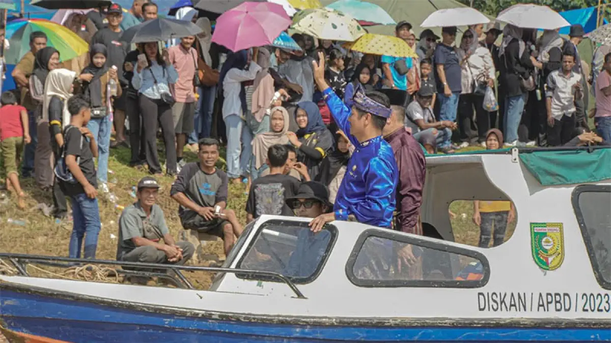 Plt Bupati Kuansing H Muklisin saat membuka pacu Jalur kecamatan beberapa waktu lalu. Foto Kominfoss Kuansing