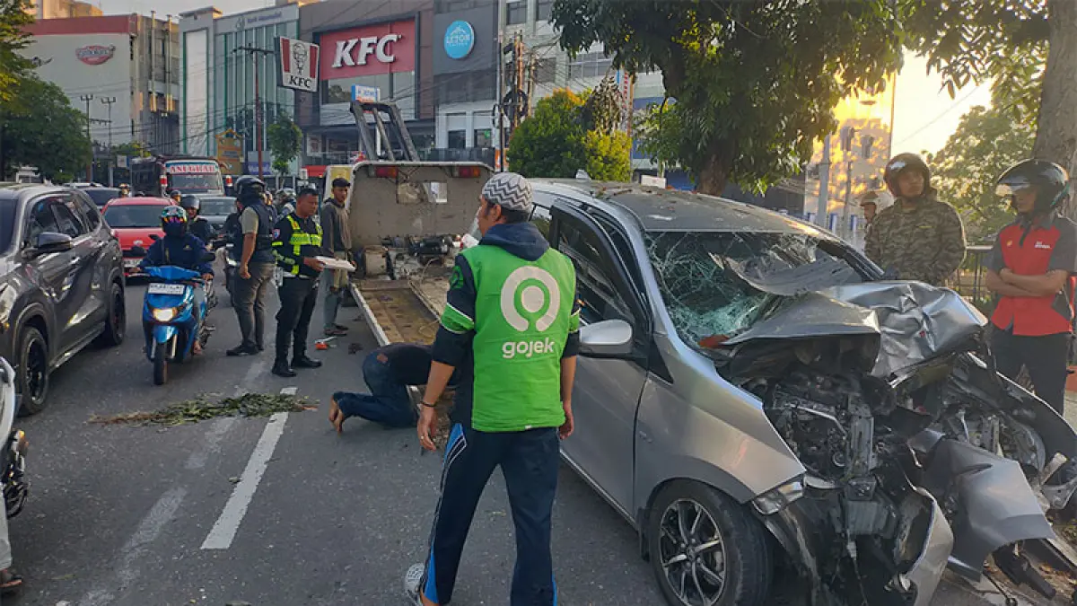 Polisi melakukan olah TKP dalam kecelakaan lalu lintas di Jalan Jenderal Sudirman, tepatnya di tikungan depan Tong Susu, Pekanbaru, Jumat (31/7/2026) pagi. (Satlantas Polresta Pekanbaru)
