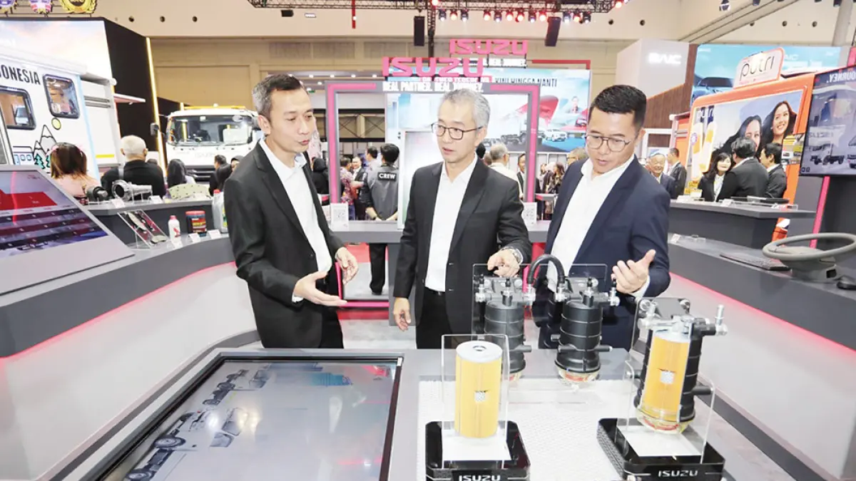 Vice President Director PT Isuzu Astra Motor Indonesia (IAMI) Anton Rusli (tengah), LCV Business & Business Solution Director Anjar Rosjadi (kiri) dan Business Strategy Division Head Rian Erlangga (kanan) mengamati display sparepart di Booth IAMI pada gelaran GIIAS 2026 di ICE BSD Tangerang Selatan, Rabu (29/7/2026). (PT Isuzu Astra Motor Indonesia untuk riau pos)
