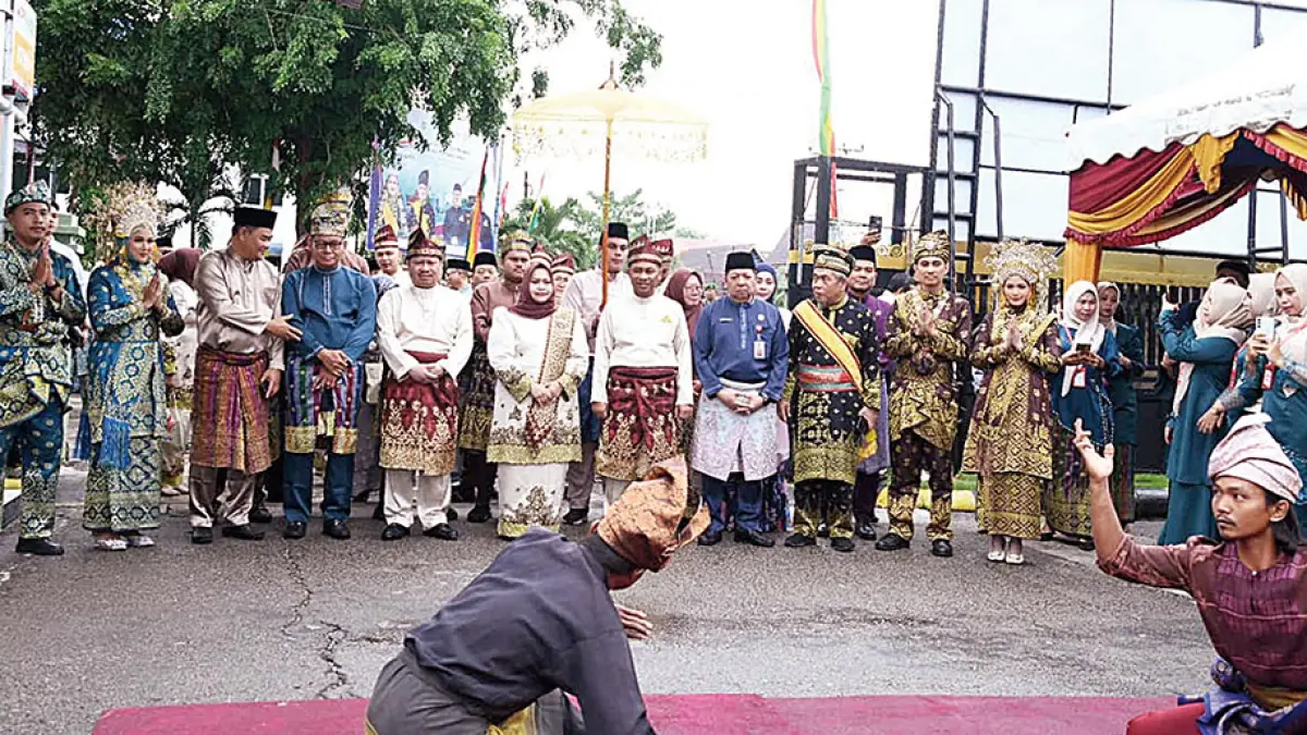 Rombongan Bupati Bengkalis dan Pemprov Riau disambut pencak silat saat memasuki Gedung DPRD Bengkalis, Kamis (30/7/2026). (ABU KASIM/RIAU POS)