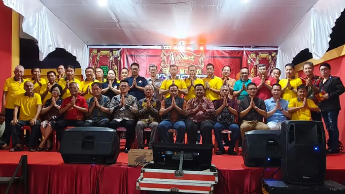 Seluruh tokoh agama Buddha dan Ormas Tionghoa foto bersama saat perayaan HUT Vihara Au San Co Bio Hut ke II dan Hut Dewa Tian To Guan Sue, Jumat (31/7/2026). (Prapti Dwi Lestari/Riaupos.co)