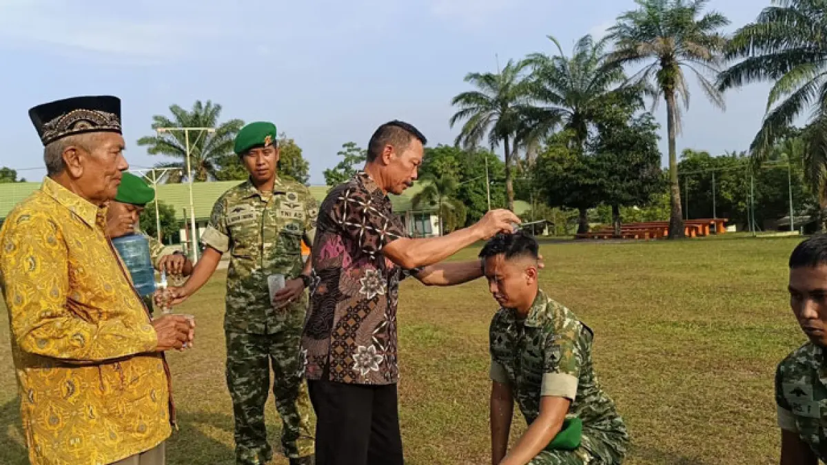 Sesepuh melakukan tepuk tepung tawar kepada Danki Senapan Kompi B Yonif 132/ Bima Sakti, Lettu Inf Mohammad Haryo Bagaskoro S.Tr Han serta prajurit, Jumat (31/7/2026). (Kasmedi/Riaupos.co)