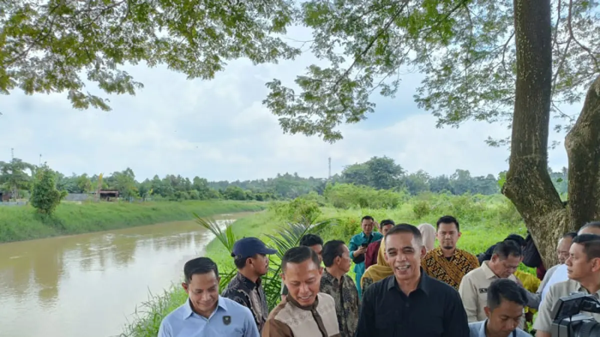 Wako Pekanbaru Agung Nugroho bersama Deputi Bidang Koordinasi Pemerataan Pembangunan Wilayah, Agraria, dan Tata Ruang Kemenko Infrastruktur, Nazib Faizal, meninjau langsung kawasan tepian Sungai Sail. (Istimewa)