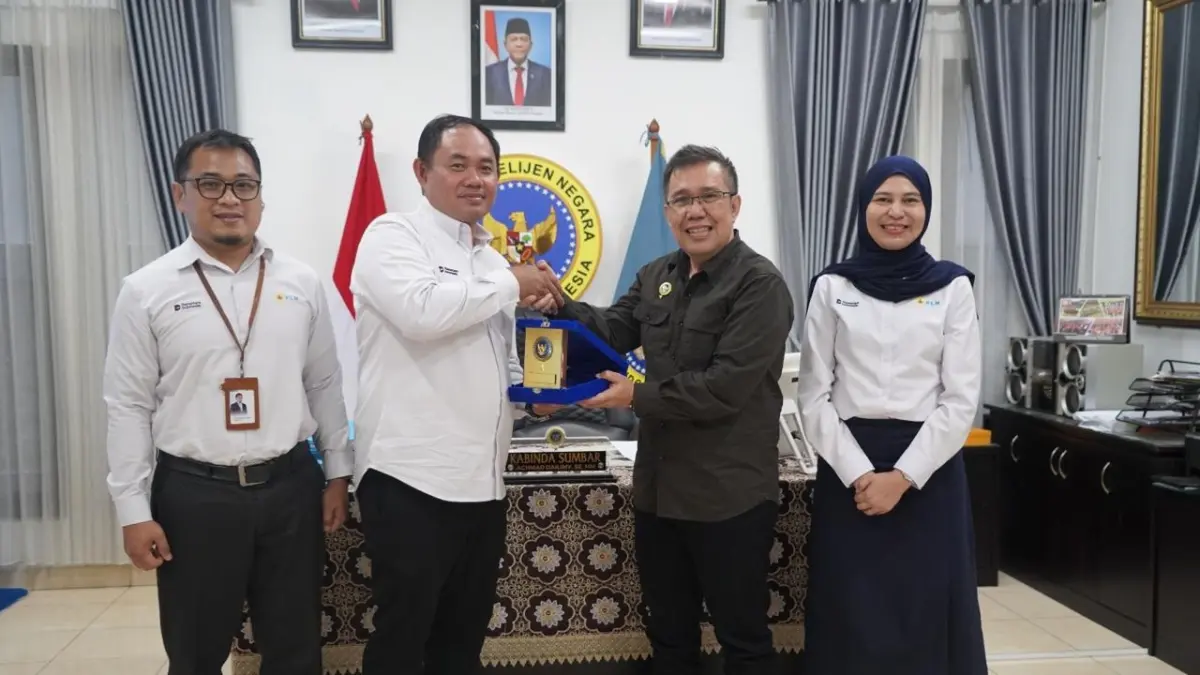GM PLN UIP Sum­bagteng, Achmadi Abbas bersama GM PLN UID Sumatera Barat Ririn Rachmawardini, dan GM PLN UIP3B Sumatera, Elvanto menyerahkan cende­ra mata kepada  Kepala Badan Intelijen Daerah (Kabinda) Sumatera Barat Achmad Dailimy, Senin (27/7/2026).pt pln (persero) untuk riau pos