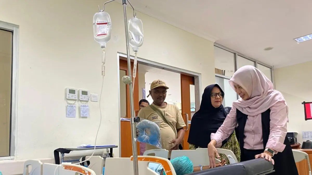 Direktur RSUD Arifin Achmad drg Yusi Prastiningsih berbincang dengan pasien yang akan menjalani operasi THT, Sabtu (1/8/2026). (Soleh Saputra/Riaupos.co)