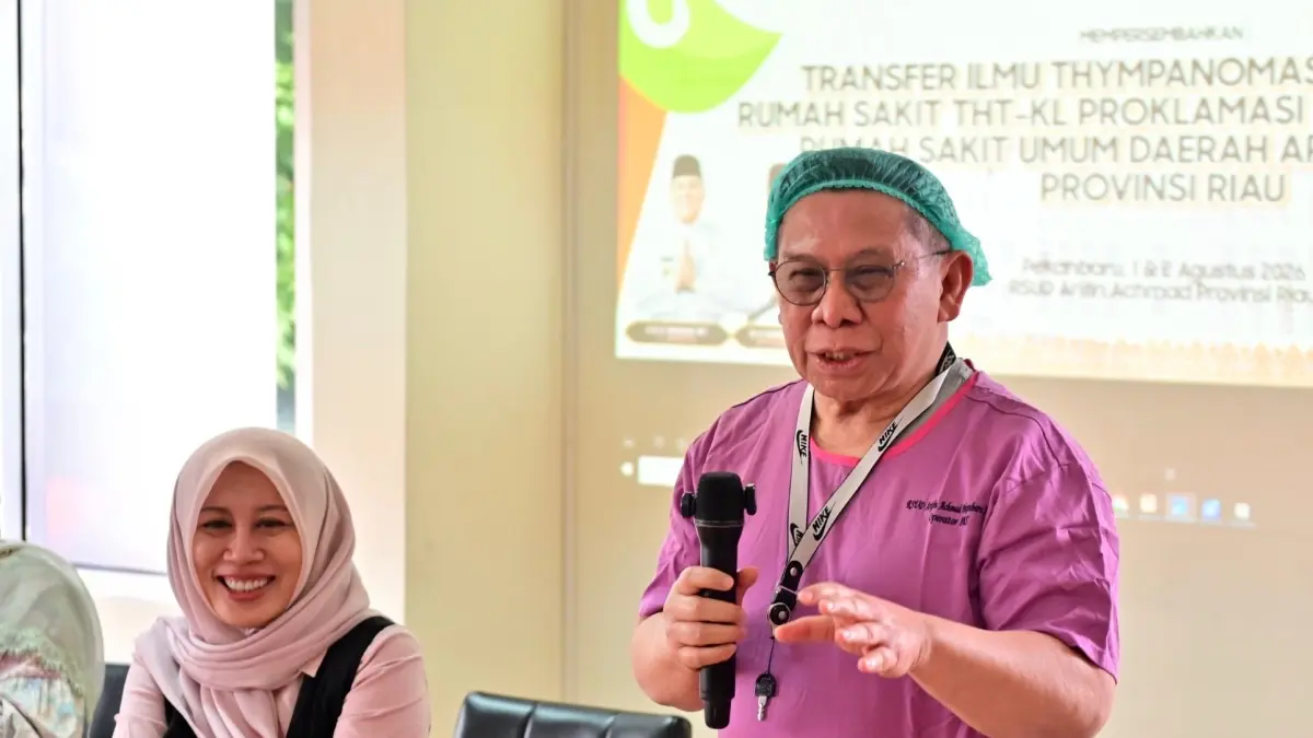 Dokter Spesialis THT dr Soekirman Soekin (kanan) saat memaparkan terkait THT di RSUD Arifin Achmad, Sabtu (1/8/2026).(HUMAS RSUD AA UNTUK RIAUPOS.CO)