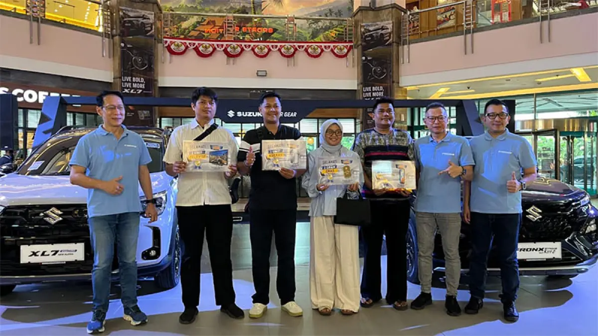 Jajaran PT Buana Indomobil Trada foto bersama pemenang undian Test Drive Berhadiah Suzuki periode Februari hingga April 2026 di Mal SKA, Sabtu (1/8/2026). SITI AZURA