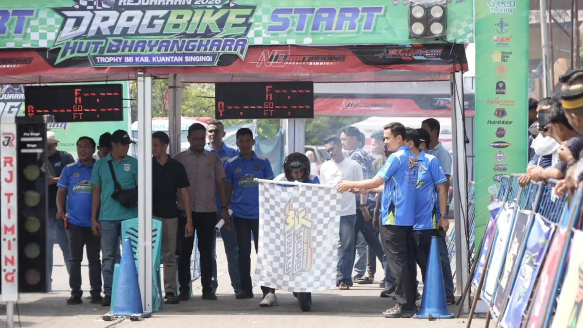 Kapolres Kuansing AKBP Hidayat Perdana melepas Drag Bike Bhayangkara 2026 di sirkuit Sport Center Kuansing, Sabtu (1/8/2026) siang.(DESRIANDI CANDRA/RIAUPOS.CO)