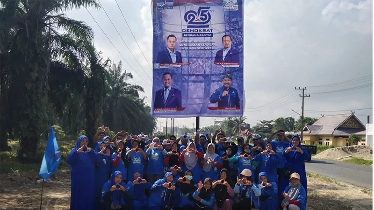 Ketua DPC Partai Demokrat Kabupaten Inhu Adila Ansori bersama pengurus dan anggota DPRD Fraksi Demokrat foto bersama di sela-sela kegiatan, Sabtu (1/8/2026). (Partai Demokrat Inhu)