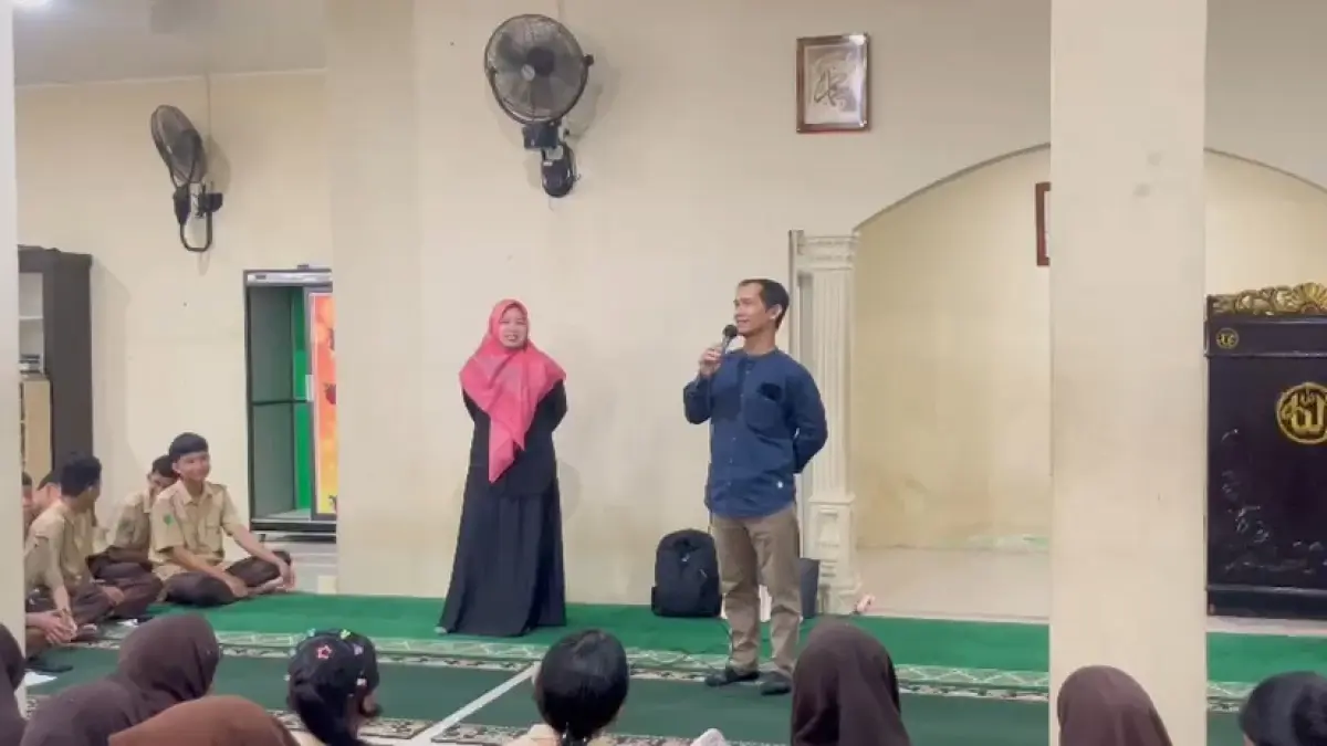 Ketua Tim Penelitian FKIP UIR, Dr Lilis Marina Angraini MPd (kiri) dan tim sedang menyampaikan materi penelitian di SMPN 25 Pekanbaru, Kamis (30/7/2026).