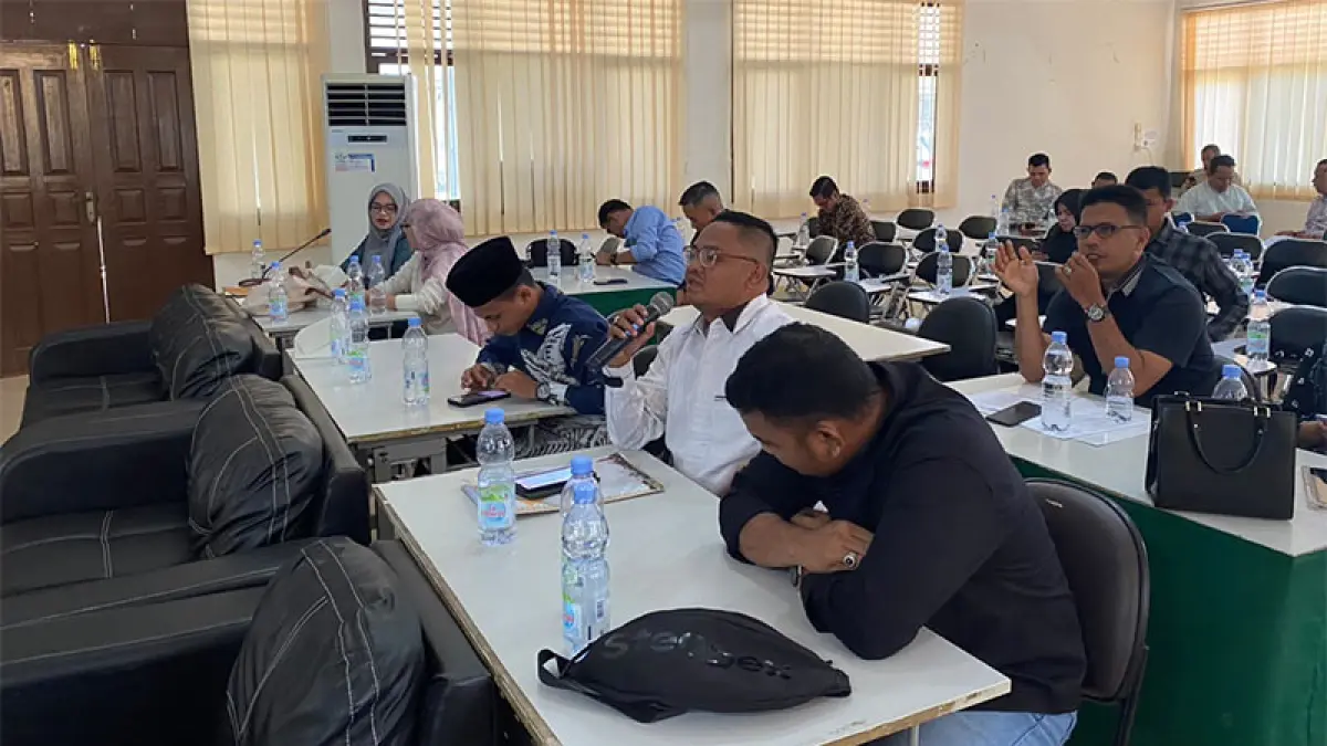 Koordinator Divisi Pencegahan, Parmas, dan Humas Bawaslu Kampar Fadriansyah mengikuti rapat evaluasi pengawasan PDPB Semester I Tahun 2026 di Aula Bawaslu Riau, Pekanbaru, Jumat (30/7/2026). Bawaslu untuk Riaupos.co