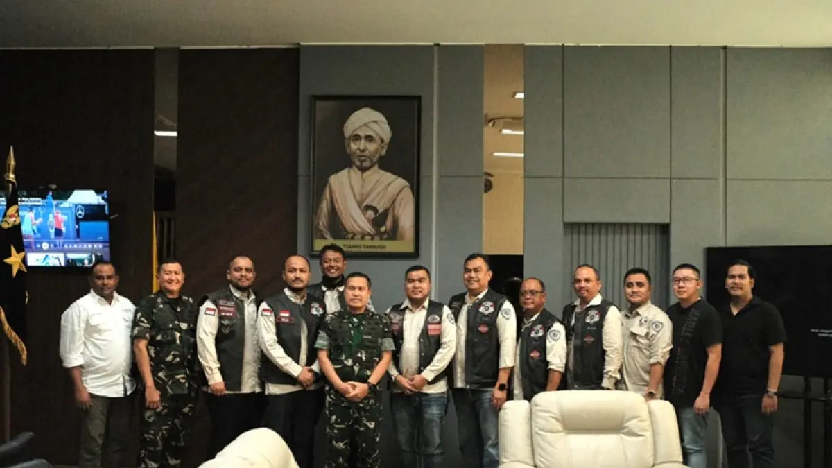Pangdam XIX/Tuanku Tambusai Mayjen TNI Dr Agus Hadi Waluyo SAP MM CHRMP, (lima kiri) foto bersama Ketua MBI Riau, Muhammad Aries Kurniawan (tujuh kanan ) usai melakukan audiensi bersama , Jumat (31/7/2026). (Istimewa)