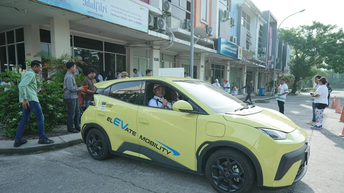 Pegawai PLN saat test drive mobil listrik, baru-baru ini. pln untuk riau pos