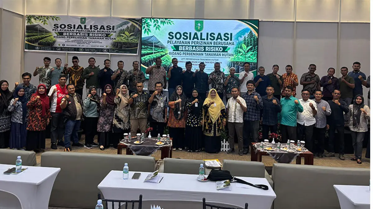 Pelaku usaha di Riau foto bersama saat mengikuti sosialisasi pelayanan perizinan berusaha berbasis risiko di bidang perbenihan tanaman hutan, di Cititel Hotel Pekanbaru, Sabtu (1/8/2026). (Istimewa)