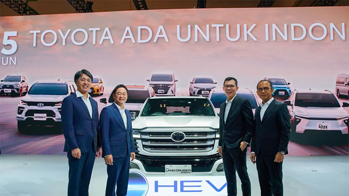 Presiden Direktur PT Toyota-Astra Motor Takuya Yokohama (dua kiri) dan Wakil Presiden Direktur TAM Jap Ernando Demily (dua kanan), bersama model-model terbaru kendaraan elektrifikasi (xEV) Toyota di GIIAS 2026. (Istimewa)