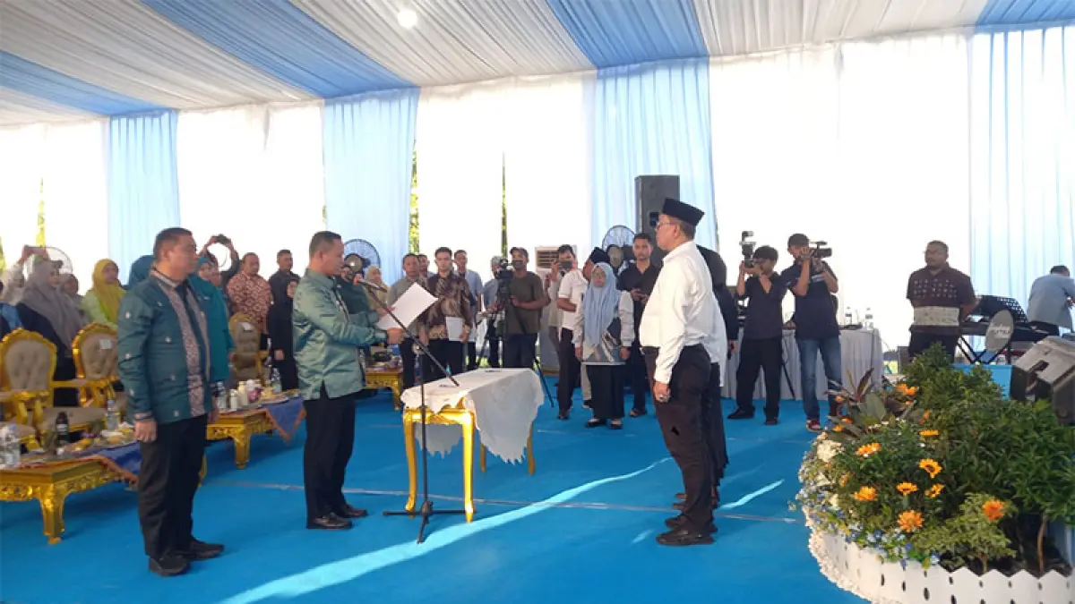 Wako Pekanbaru Agung Nugroho melantik serentak RT dan RW se-Kecamatan Sail, Sabtu (1/8/2026) di Lapangan Sukoharjo Kecamatan Sail. (ISTIMEWA)