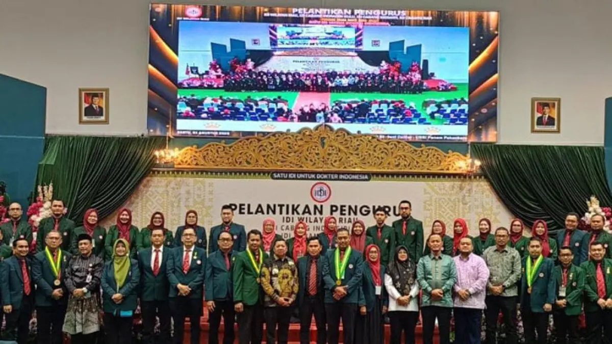 Asisten I Setda Riau Zulkifli Syukur foto bersama Wako Pekanbaru Agung Nugroho, dan Bupati Siak Afni Z dan seluruh pengurus IDI Riau saat pelantikan pengurus IDI Riau, Pengurus IDI Siak, IDI Kepulauan Meranti, dan IDI Inhu periode 2026–2029 di Hall Center Universitas Riau, Pekanbaru, Sabtu (1/8/2026). (Istimewa)