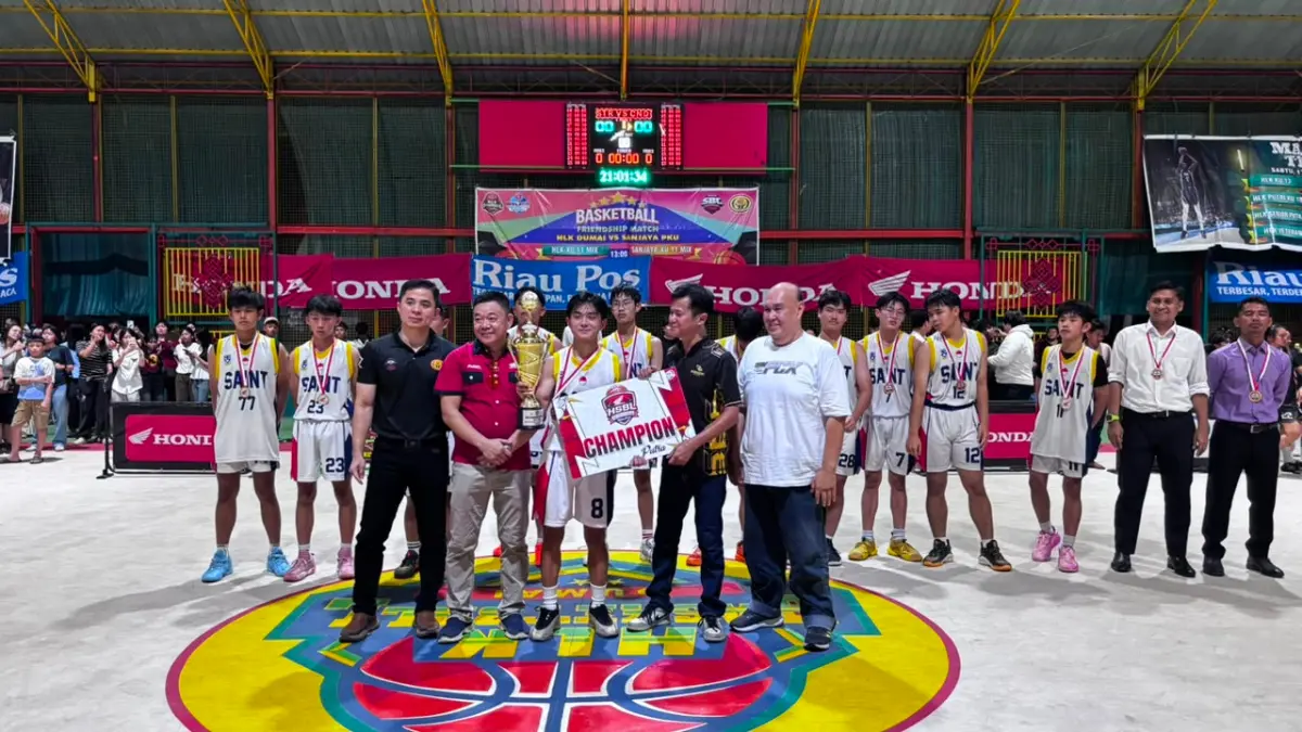 Pimpinan Hondatama Mitra Cemerlang Atat (depan dua kiri) menyerahkan piala dan hadiah kepada champion putra Riau Pos-HSBL Dumai 2026 SMA Santo Tarcisius Dumai, didampingi pimpinan Capella Honda Dumai Ahmad, Ketua Club Basket HLK Wandy (depan paling kiri), dan pimpinan PT Sunan Motor Baru Honda Tompi (depan paling kanan), Sabtu (1/8/2026).Tim EO Riau Pos